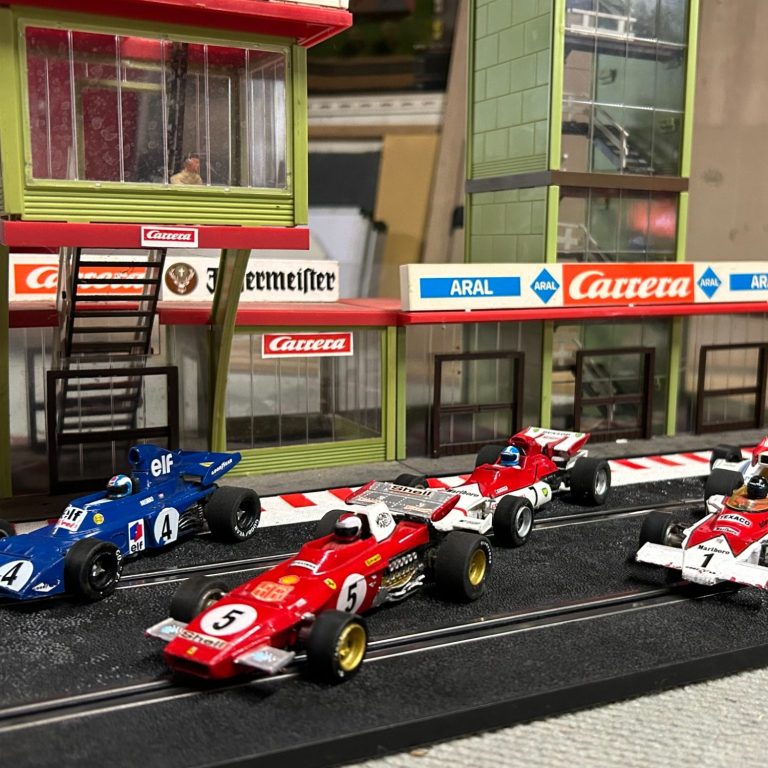 Voitures de Slot Racing sur piste