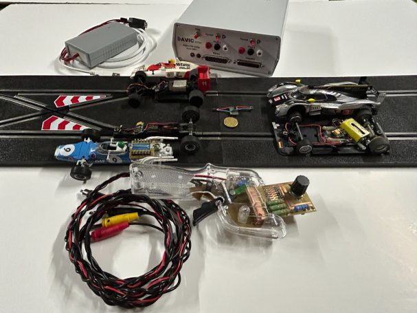 Ensemble de composants électroniques pour le Slot Racing